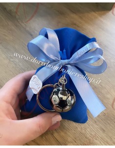 Sacchettino sartoriale blu con portachiavi metallo palla da calcio confezionato compreso bigliettino e confetti