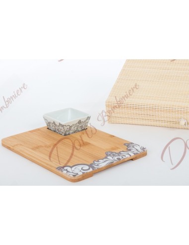 set aperitivo composto da una ciotolina in ceramica decorata su base in legno stampato grigio e bianco set aperitivo composto da una ciotolina in ceramica decorata su base in legno stampato grigio e bianco