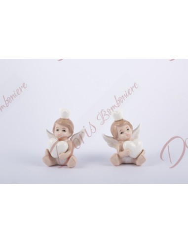 Prince ange en porcelaine avec des faveurs de coeur 2 versions assorties 7,5 cm de haut