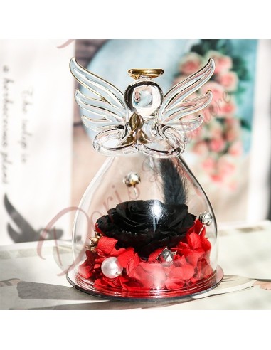 Rosa Gefälligkeiten und stabilisierte schwarze und rote Blumen in einem Engel aus mundgeblasenem Glas, Höhe 10,5 cm
