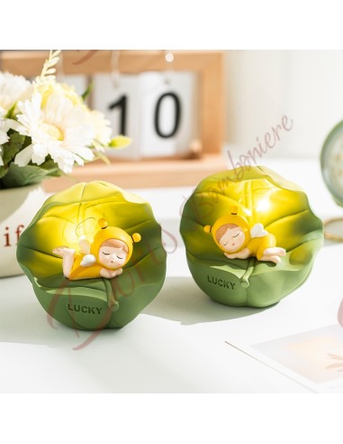 Bomboniere led nascita battesimo o cumunione ape sdraiata su foglia verde cm 11 - 2 misure assortite