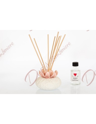 Bomboniere solidali utili cuorematto profumatore ceramica bianca con petali rosa fraganza inclusa
