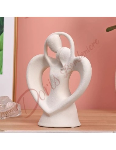 Bomboniere 2023 matrimonio innamorati statua stilizzata con cuore in porcellana bianca altezza 22 cm bianco