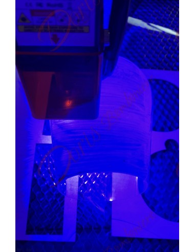 Service de gravure au laser sur des faveurs de mariage ou des articles-cadeaux en bois