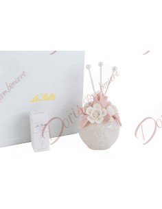 Bomboniere fiori in porcellana utile ed elegante profumatore bianco e rosa lavorato con bastoncini perle cm 8x10 55203 Le ste...