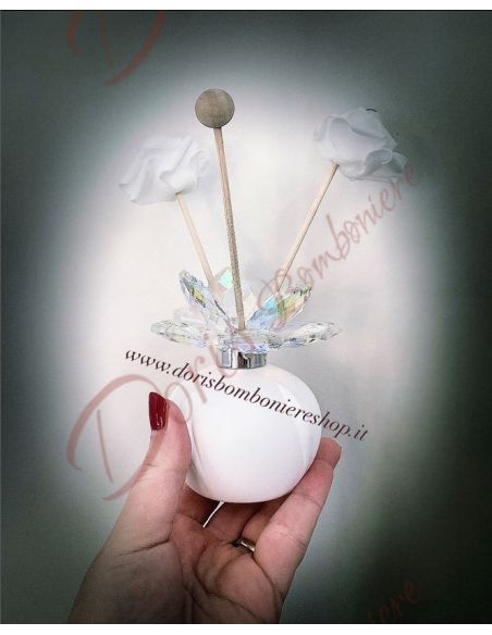 Bomboniere nozze profumatore bianco tondo con fiore in cristallo prodotto Italiano Bomboniere nozze profumatore bianco tondo con fiore in cristallo prodotto Italiano