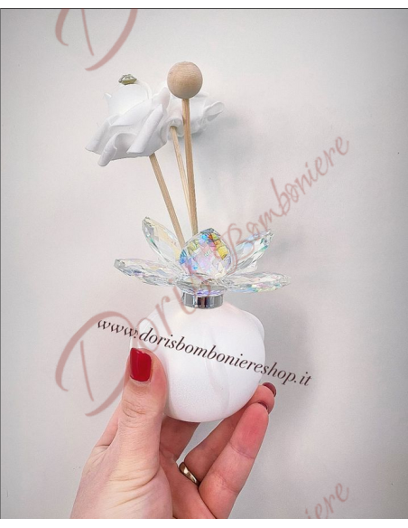 Bomboniere nozze profumatore bianco tondo con fiore in cristallo prodotto Italiano Bomboniere nozze profumatore bianco tondo con fiore in cristallo prodotto Italiano