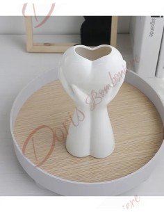 Bomboniere nozze matrimonio nuova collezione vaso in porcellana bianca mani che tengono il cuore 2