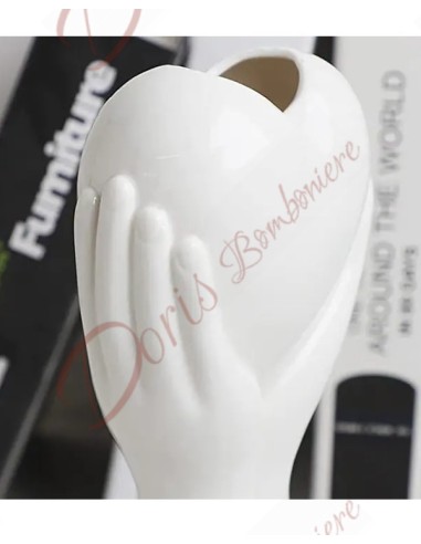 Bomboniere nozze matrimonio nuova collezione vaso in porcellana bianca mani che tengono il cuore