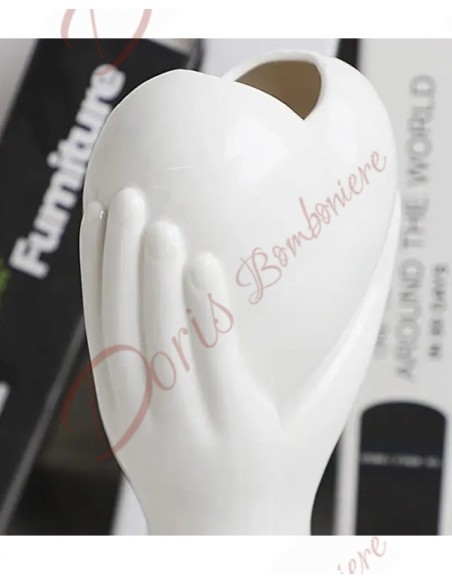 Bomboniere nozze matrimonio nuova collezione vaso in porcellana bianca mani che tengono il cuore Bomboniere nozze matrimonio nuova collezione vaso in porcellana bianca mani che tengono il cuore