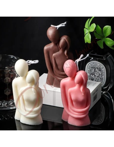 Bomboniere candele per matrimonio e o anniversario di nozze coppia stilizzata abbraccio cm 11.5 Bomboniere candele per matrimonio e o anniversario di nozze coppia stilizzata abbraccio cm 11.5