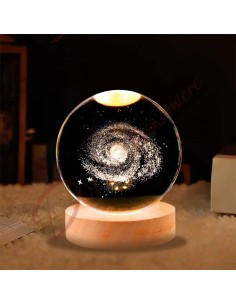 Galaxy party favorise la lampe à led sur le thème de l'astronomie avec une sphère en verre d'étoiles sur une base en bois