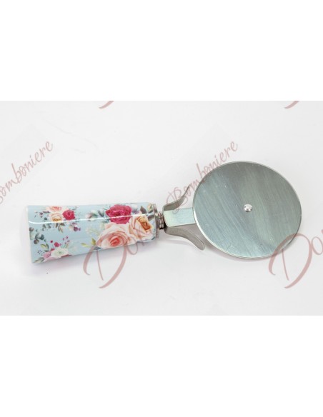 Bomboniere matrimonio utili e originali da cucina tagliapizza con manico fiori in ceramica 54051 Bomboniere matrimonio utili e originali da cucina tagliapizza con manico fiori in ceramica 54051