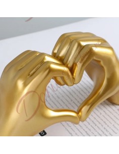 Bomboniera matrimonio design moderno ed elegante mani che formano un cuore colore oro 2