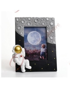 Cadre photo sur le thème de l'astronomie avec astronaute et fabrication qui rappelle la lune et le ciel.