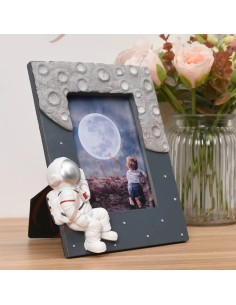 Astronomy-themed photo frame favors with astronaut and workmanship that recalls the moon and sky 2