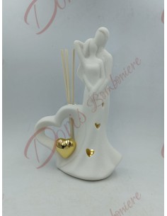 Hochzeitsgeschenke, die ein verliebtes Paar umarmen, aus weißem Porzellan mit duftendem Goldherz und LED-Licht