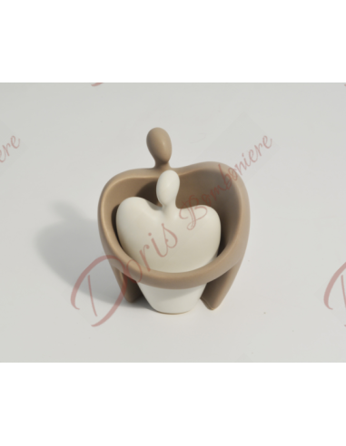 Abbraccio in porcellana bicolore, h 9,5 x 9 x 6,5 cm, completo di portaconfetti in tessuto Abbraccio in porcellana bicolore, h 9,5 x 9 x 6,5 cm, completo di portaconfetti in tessuto
