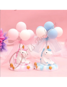 Einhorn-Taufgeschenke zum ersten Geburtstag auf einer Wolke mit rosa oder blauen Luftballons