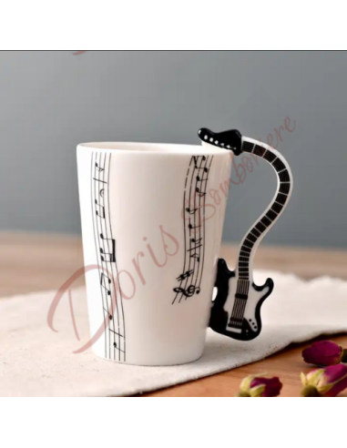 Bomboniera utile tema musicale tazza in ceramica bianca con pentagramma note e manico chitarra