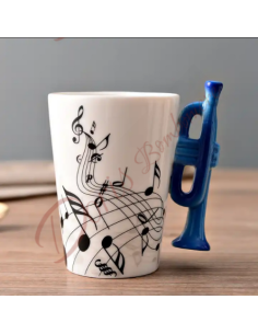 Originelles Hochzeitsgeschenk mit Musikmotiv, Tasse mit blauem Trompetengriff und Musiknoten