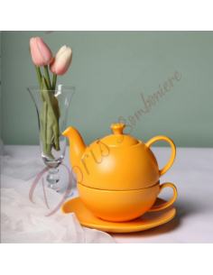 Nützlicher Gefallen: Teekanne aus mattem ORANGE-Porzellan mit Tasse und Untertasse