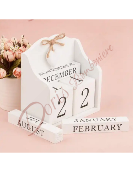 Bomboniere Calendario perpetuo in legno con cuore bianco 14.5x8x15 cm h Bomboniere Calendario perpetuo in legno con cuore bianco 14.5x8x15 cm h