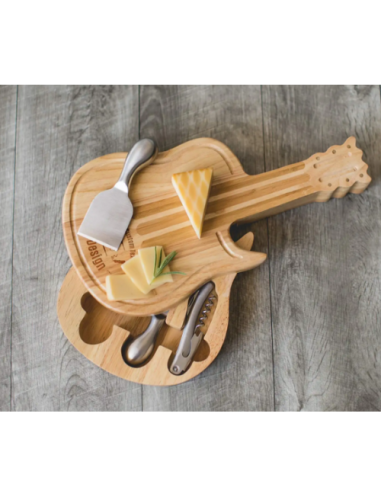 Nützliche Küchenutensilien, hölzernes Gitarrenschneidebrett mit Käsemesserset und Weinflaschenöffner
