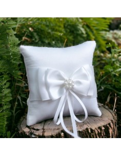 Cuscino porta fedi in elegante raso bianco con doppio fiocco e applicazione centrale di perle