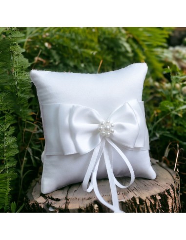 Coussin porte-bague en élégant satin blanc avec double nœud et application centrale de perles