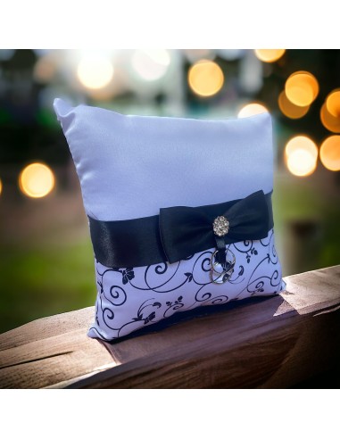 Eheringkissen aus weißem Satin mit schwarzem Aufdruck und schwarzem Bandband mit zentraler Applikation