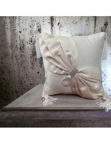 Coussin porte alliances en satin ivoire avec pompons et strass centraux