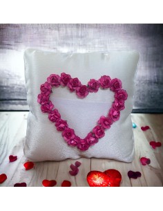 Cuscino porta fedi in raso bianco con cuore realizzato con  fiorellini fucsia