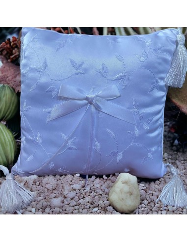 Coussin pour alliances en satin blanc avec pompons et nœud central réalisé avec du fil façon feuille
