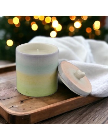Kerzengeschenk in einem eleganten Keramikgefäß in eleganten Regenbogenfarben
