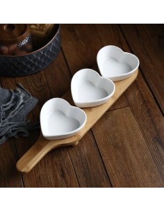 Bols en porcelaine blanche pour apéritif de mariage sur planche à découper en bois