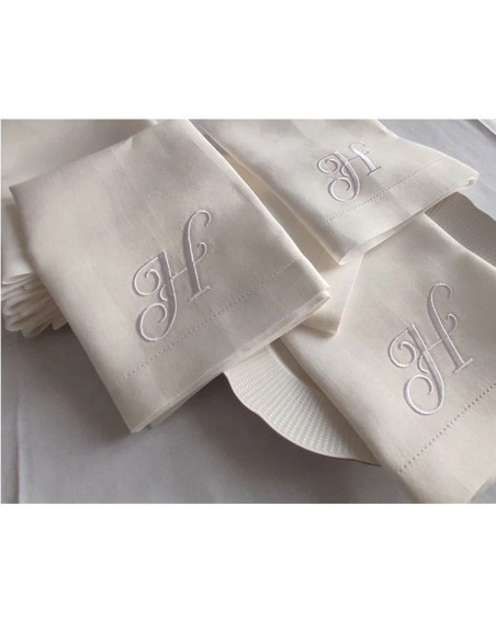 Tovaglioli in Cotone Bianco Personalizzati con Ricamo Ideali per Matrimoni e Eventi Aziendali Tovaglioli in Cotone Bianco Personalizzati con Ricamo Ideali per Matrimoni e Eventi Aziendali