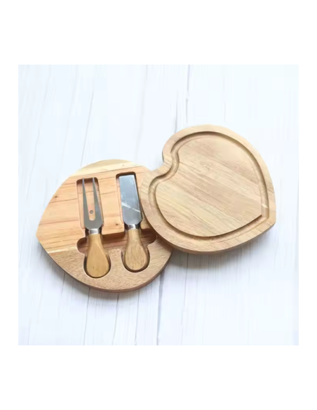 Bomboniera Tagliere in legno cuore con interno 2 coltellini formaggio diametro 18 cm circa Bomboniera Tagliere in legno cuore con interno 2 coltellini formaggio diametro 18 cm circa