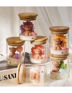 Glaskerze als Gastgeschenk mit luftdichtem Holzdeckel, dekorativem Teddybär und verschiedenen Mustern für Geburten