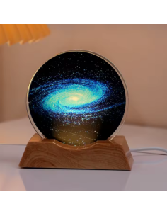 LED-Lampe mit Galaxiennebel-Kugel und 8 cm großem Sockel in Holzoptik – das perfekte Gastgeschenk für Astronomie-Fans