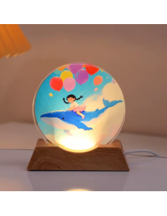 Lampada LED Bimba su Balena con Palloncini Bomboniera Battesimo Bambina Base Effetto Legno 8 cm