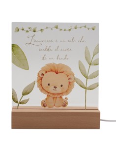 Bomboniera lampada leoncino Sam, LED, con base in legno – 15 × 16 cm