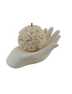 Hand in Satinweiß als Gastgeschenk, mit Rosenkugelkerze – 8 × 12,5
