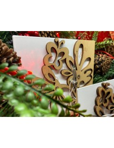 Kleine Uhr aus Metall und Holz mit Blume und Schmetterling 2