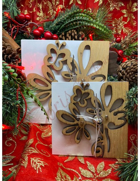 Grande horloge en métal et bois avec fleur et papillon Grande horloge en métal et bois avec fleur et papillon