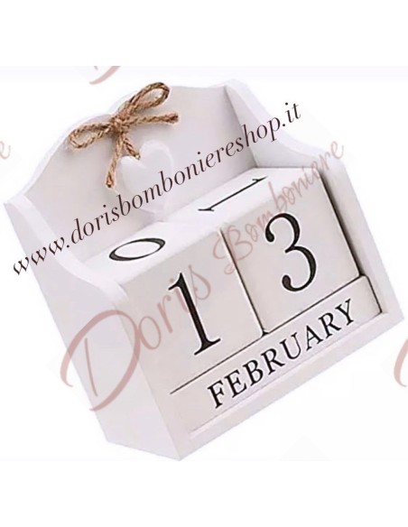 Bomboniere Calendario perpetuo in legno con cuore bianco 14.5x8x15 cm h Bomboniere Calendario perpetuo in legno con cuore bianco 14.5x8x15 cm h