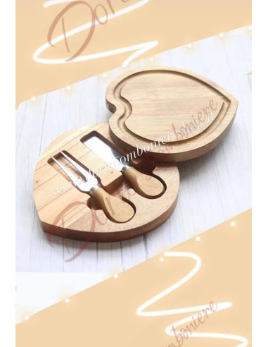 Bomboniera Tagliere in legno cuore con interno 2 coltellini formaggio diametro 18 cm circa