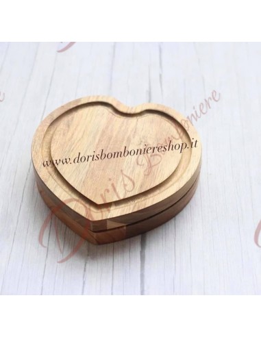 Bomboniera Tagliere in legno cuore con interno 2 coltellini formaggio diametro 18 cm circa