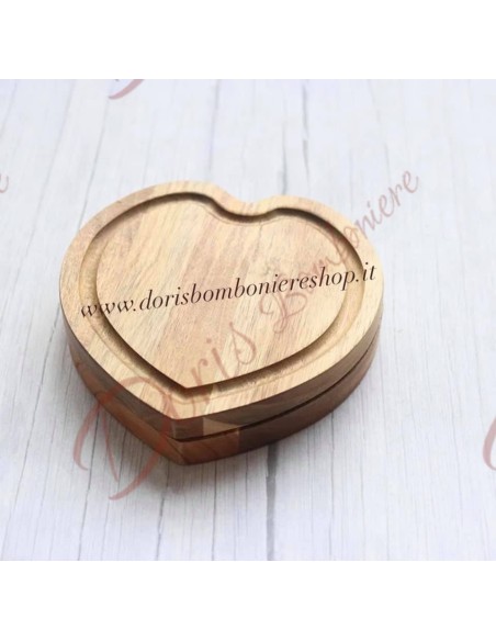 Bomboniera Tagliere in legno cuore con interno 2 coltellini formaggio diametro 18 cm circa Bomboniera Tagliere in legno cuore con interno 2 coltellini formaggio diametro 18 cm circa