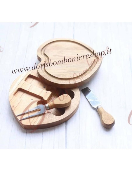 Bomboniera Tagliere in legno cuore con interno 2 coltellini formaggio diametro 18 cm circa Bomboniera Tagliere in legno cuore con interno 2 coltellini formaggio diametro 18 cm circa